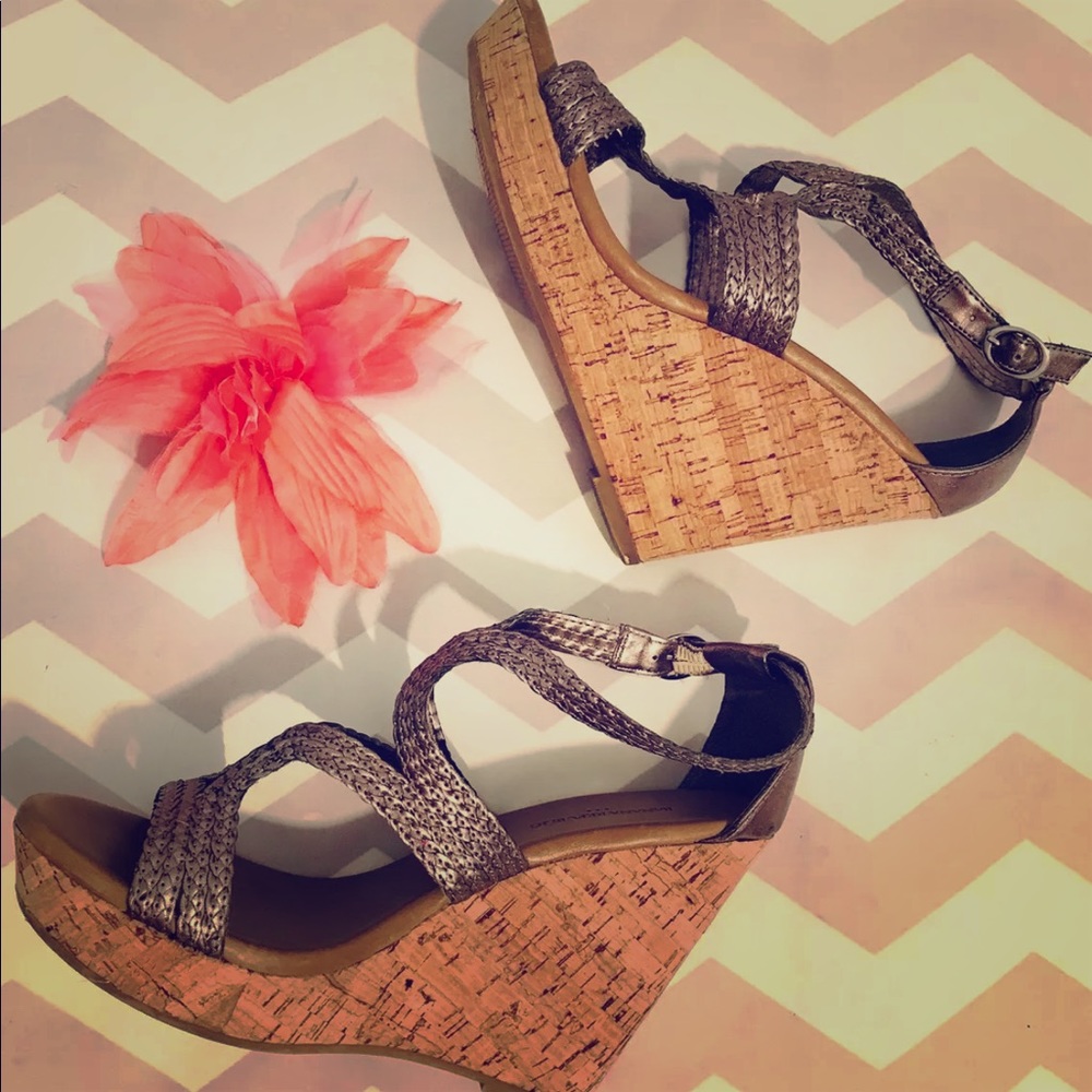 🌺 BANANA REPUBLIC Metallic Strappy Wedge Sandals